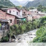 “El río no se mete a las casas, nosotros nos le metemos al río” Ciudad Bolívar a la orilla del río. Foto Catalina Garcés