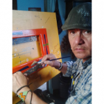 Alejandro pinta chivas y pone a rodar las tradiciones del pueblo colombiano