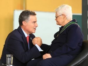 La maestra Lucila González de Chaves recibió el Escudo de Antioquia